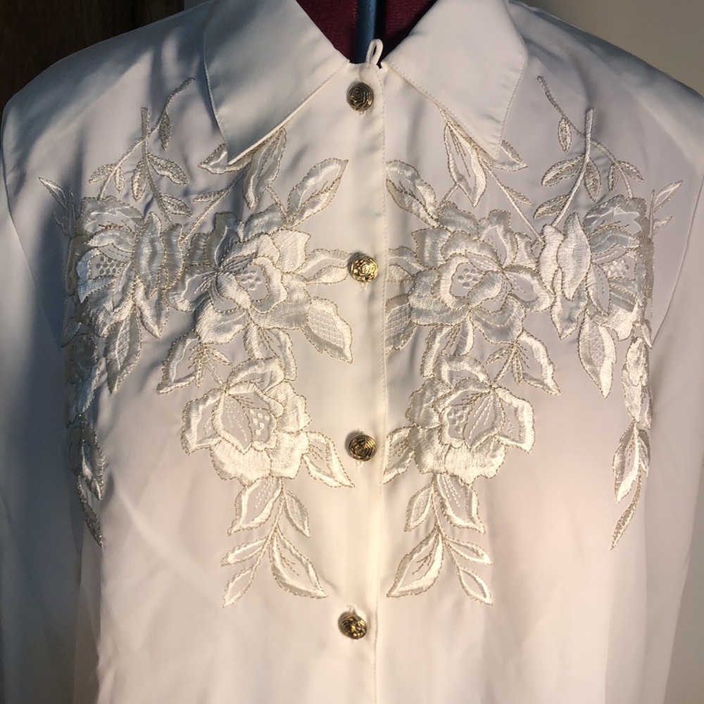 Kathy Che, nwt, Ivory blouse with gold trim size 12